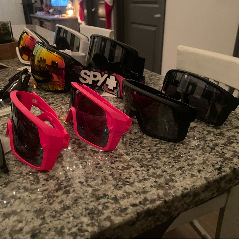 Glasses, sunglasses and goggles